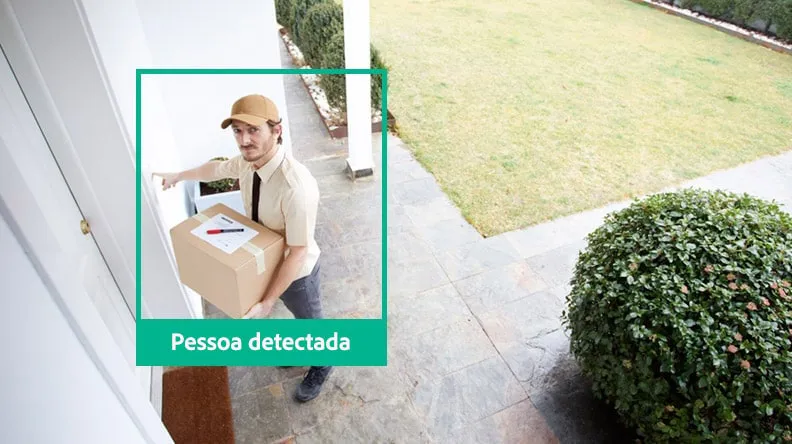 Repartidor en la puerta de una casa