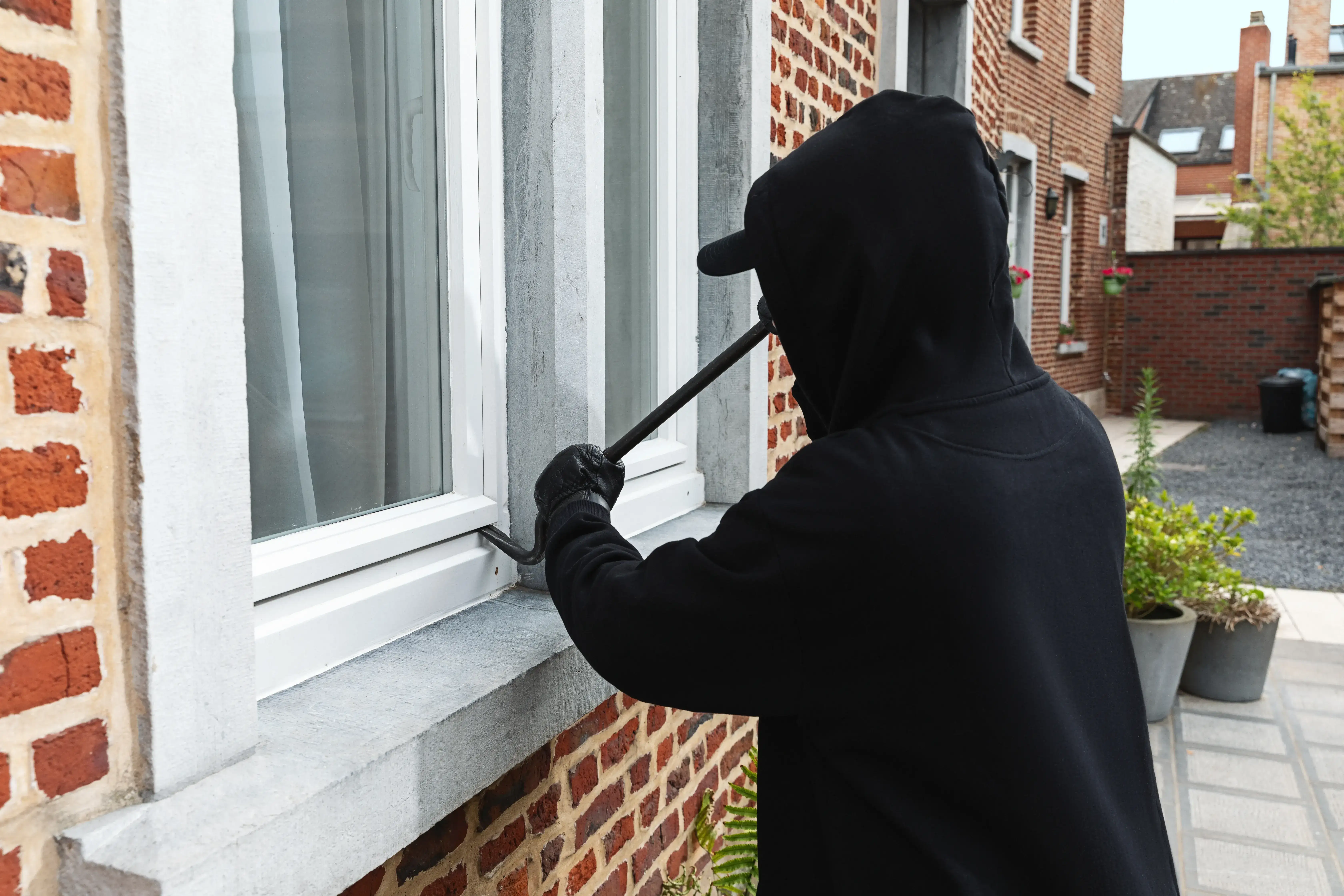 Invasão pela janela da casa