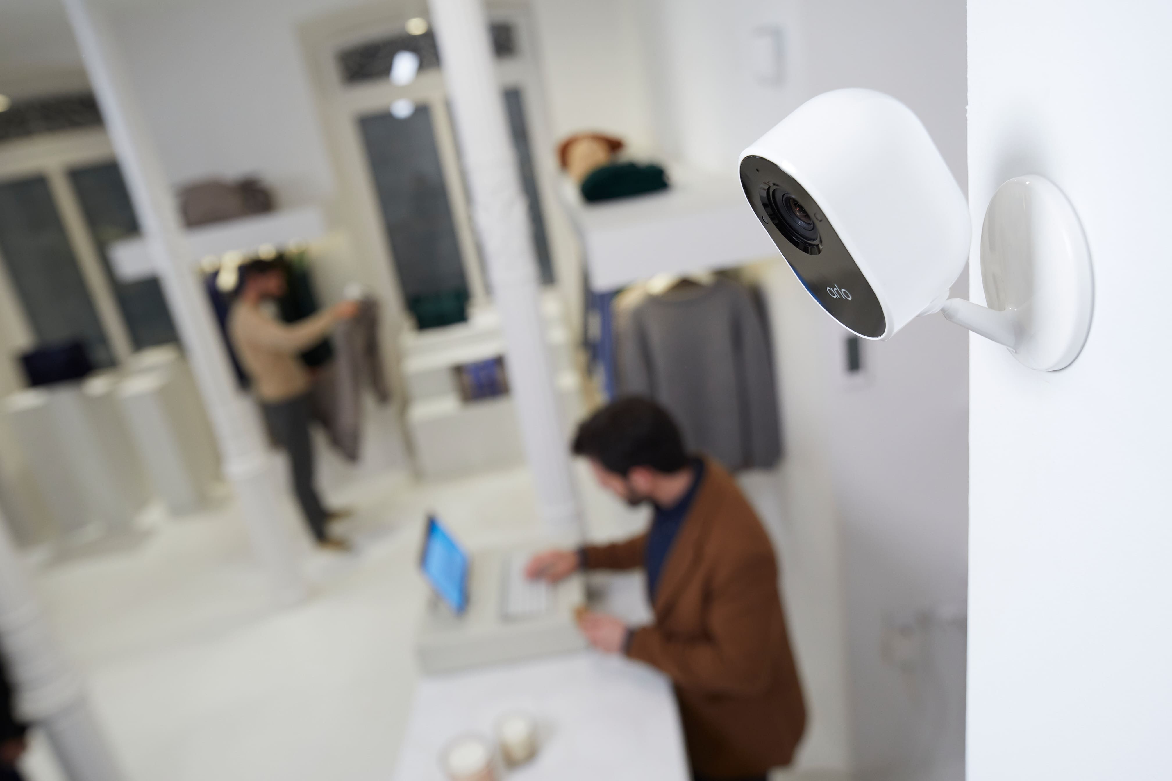 Sistema de segurança inteligente com câmeras de monitoramento em ambiente comercial moderno.