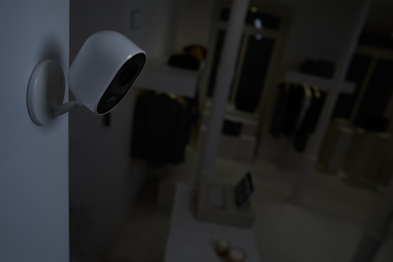 Câmera de monitoramento Verisure em um ambiente escuro.