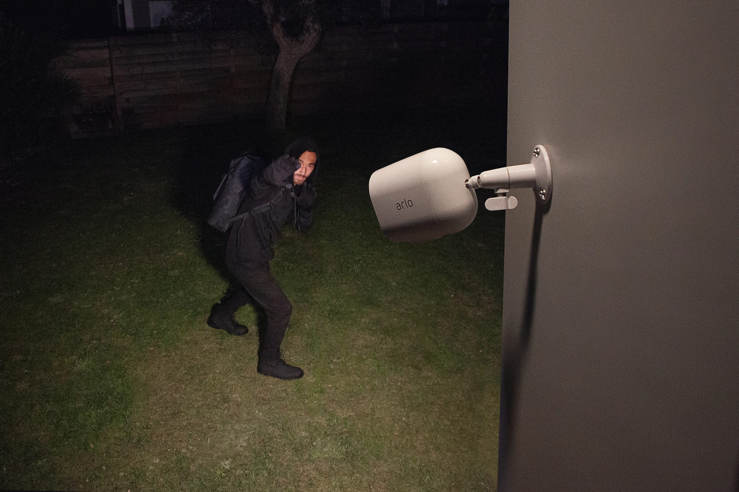 Pessoa invadindo casa sendo observada por uma câmera de segurança Verisure.