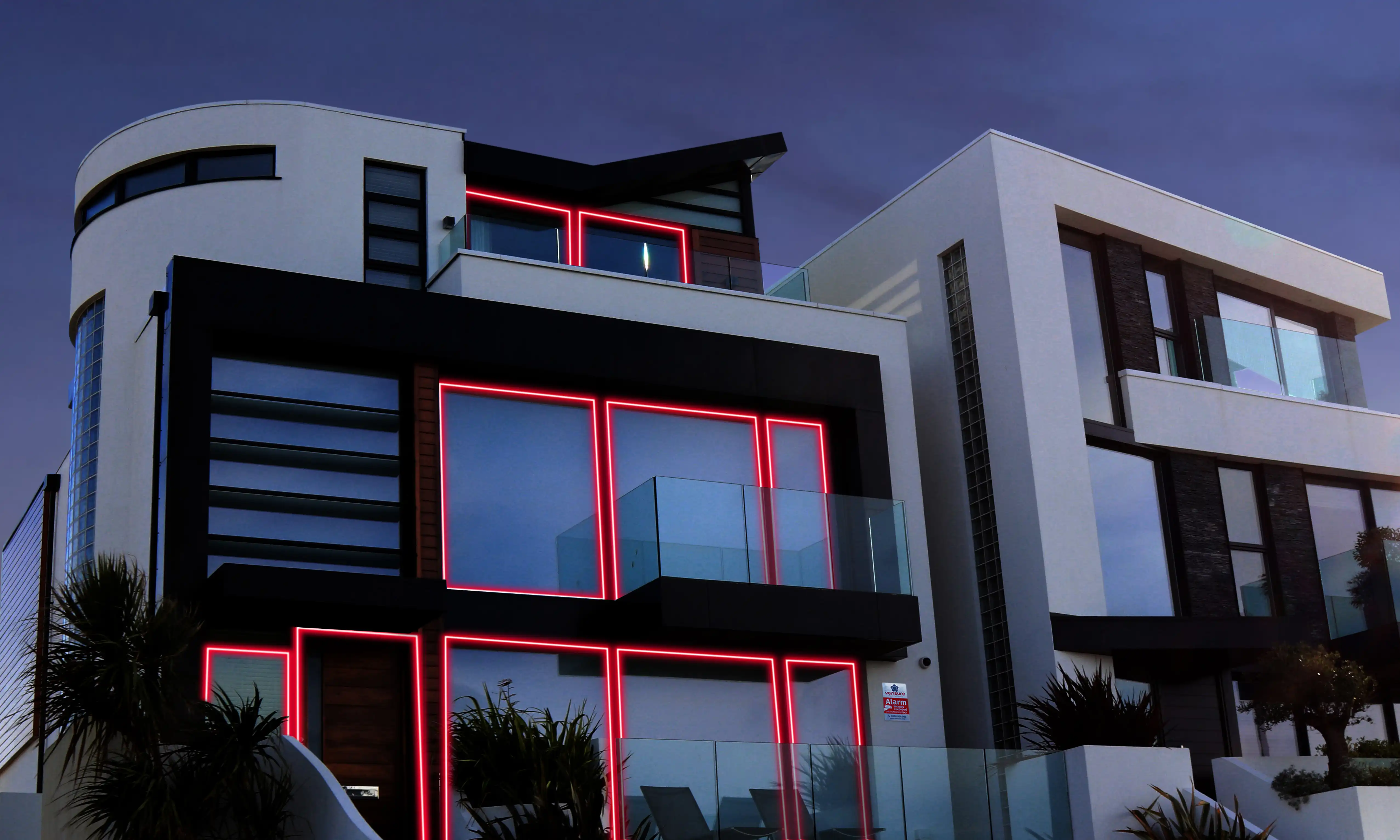 Casa com alarmes acionados 