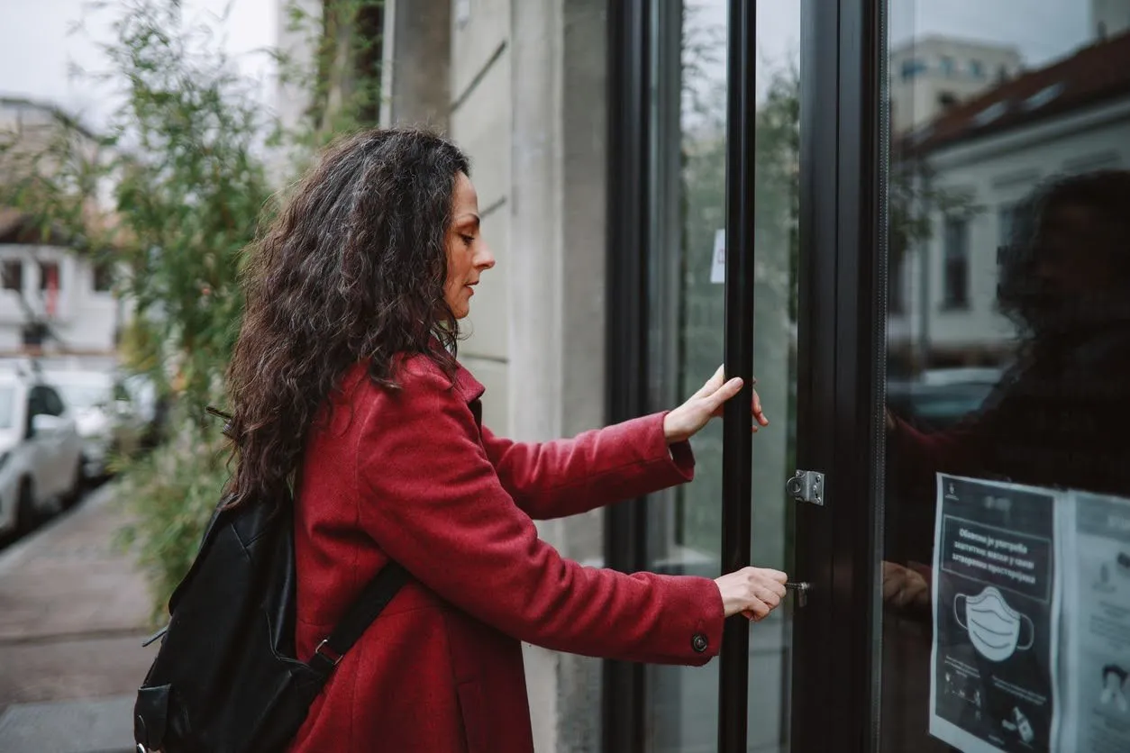 mulher entrando na sua casa 