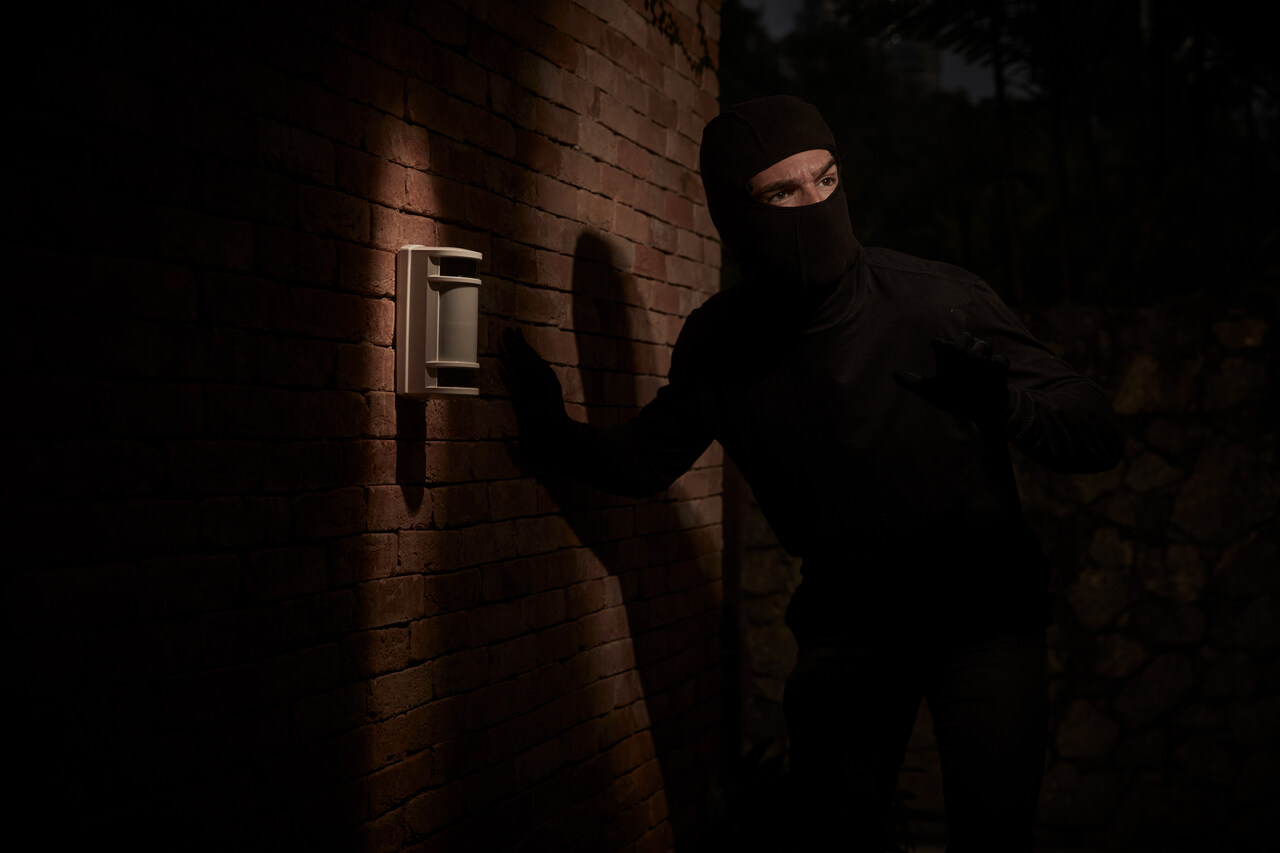 Invasor de noite com capuz