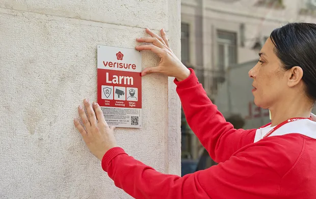 Pessoa organizando ideias em um quadro