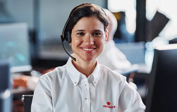 Profissional sorrindo em ambiente de trabalho