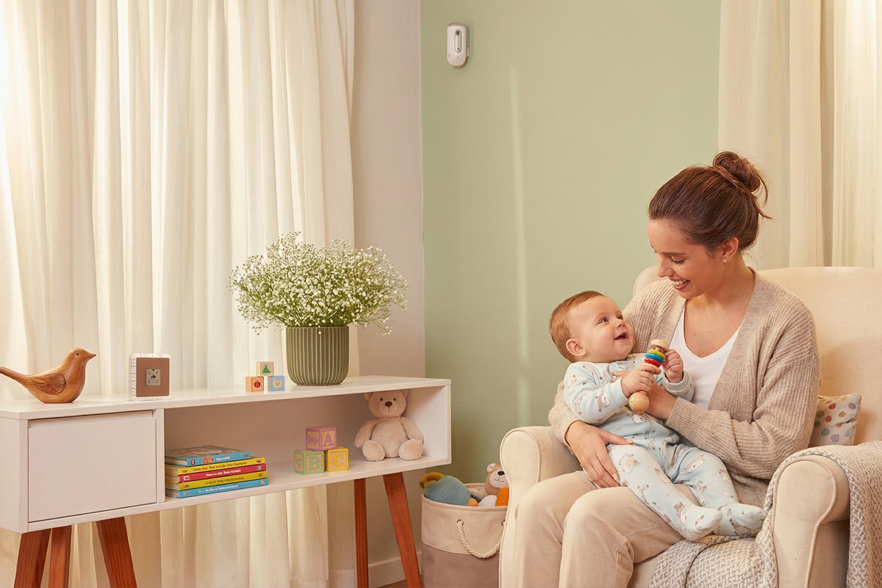 Pessoa com criança no colo