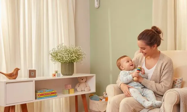 Pessoa com criança no colo