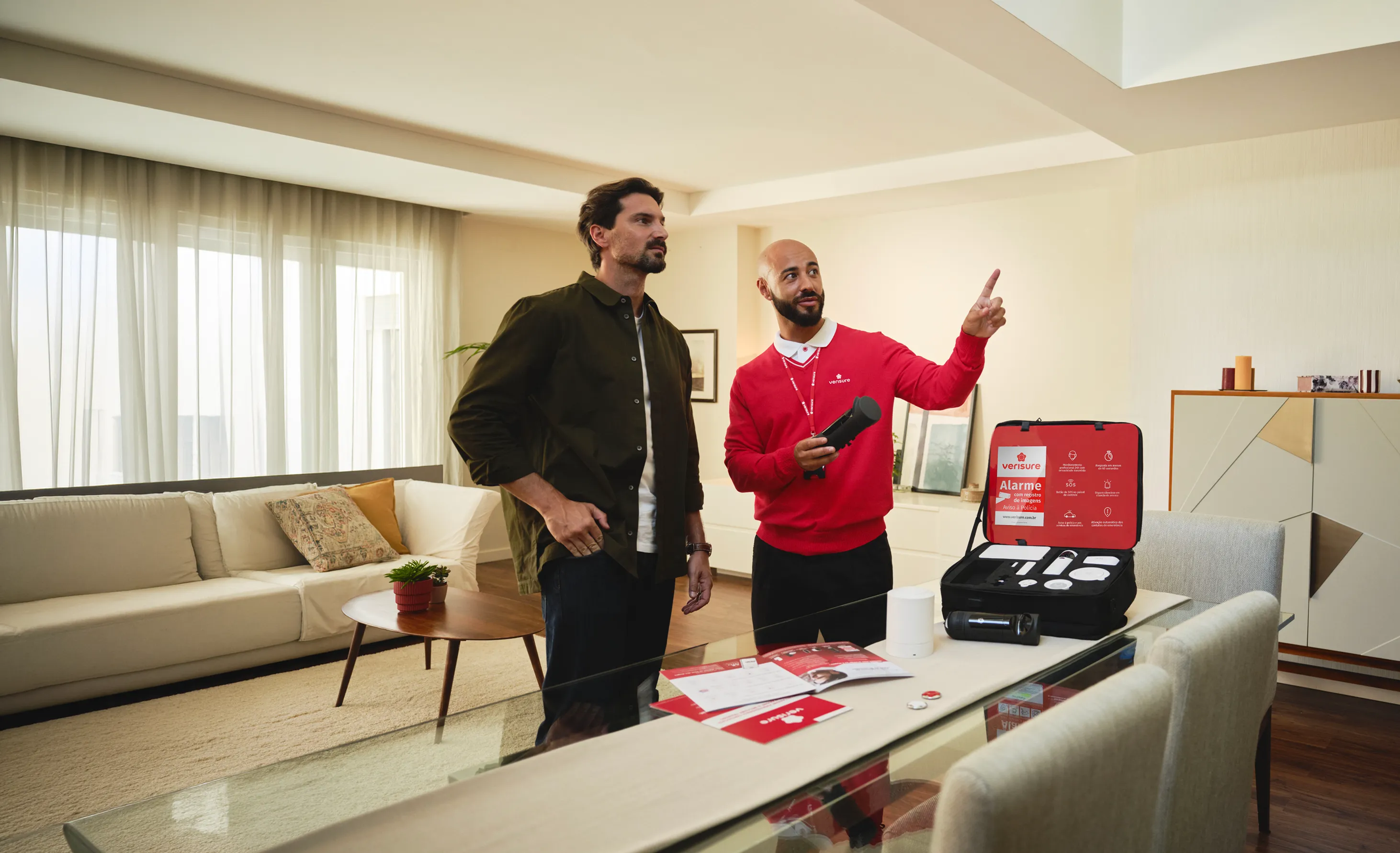 Especialista Verisure realizando estudo de segurança em residencia