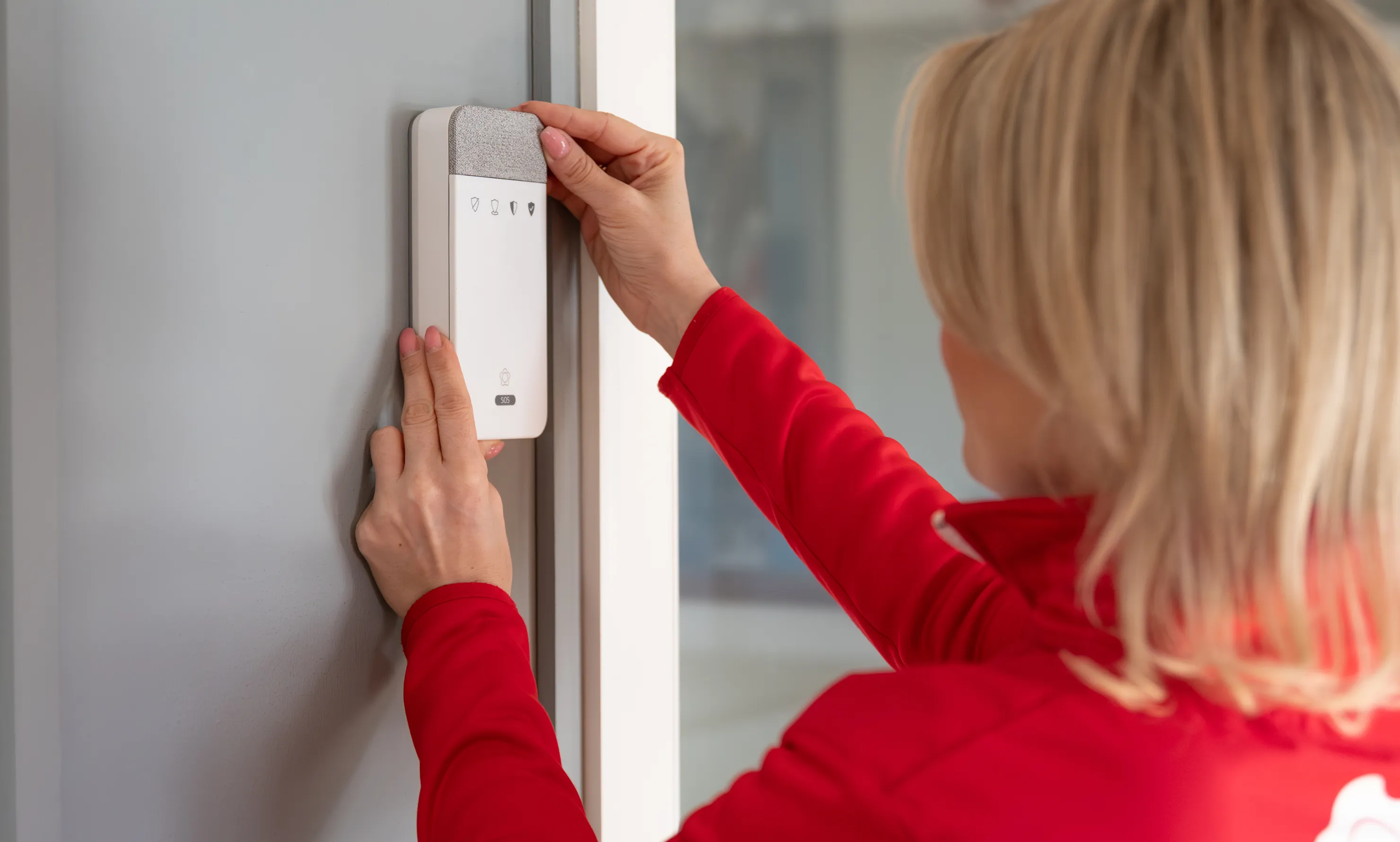 Painel de controle Verisure sendo instalado.