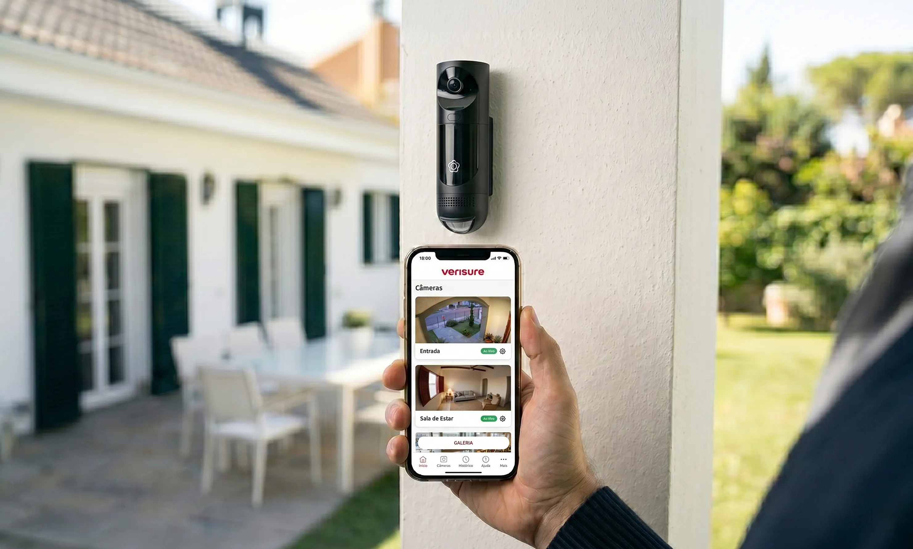 Pessoa monitorando seu sistema de vigilância a distancia via app My verisure