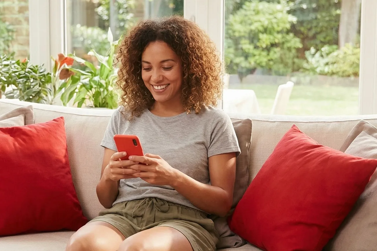 Mulher mexendo no celular e acompanhando imagens no app My Verisure.