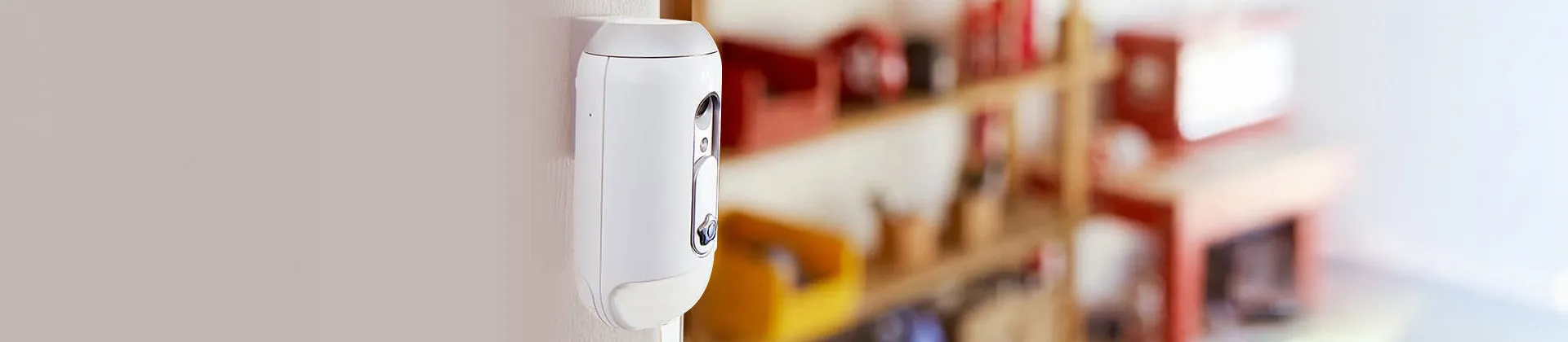 Pessoa em uma garagem olhando para o fotodetector da Verisure