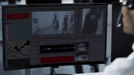 Imagem de monitor de segurança com sistema de vigilância com gravações e pessoas na tela, destacando a importância da segurança eletrônica.