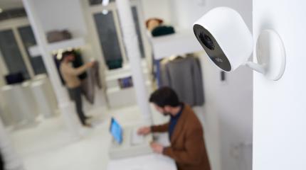 Sistema de segurança inteligente com câmeras de monitoramento em ambiente comercial moderno.