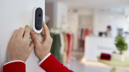 Câmera de vigilância dentro de comércio de roupas.