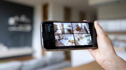 pessoa acompanhando cameras em seu smartphone