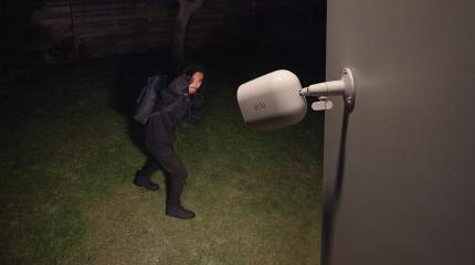 Pessoa invadindo casa sendo observada por uma câmera de segurança Verisure.