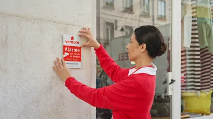 Especialista de segurança Verisure, realizando a instalação da placa de inibição