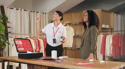 Especialista de Segurança Verisure instruindo uma cliente em como é feita a instalação do nosso videodetector