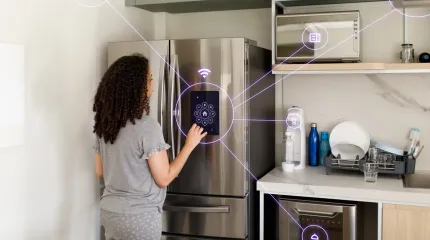 Mulher digitando em geladeira touchscreen