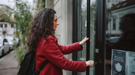 mulher entrando na sua casa 