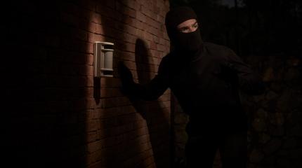 Invasor de noite com capuz