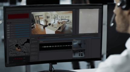 Especialista em monitoramento de segurança trabalhando.