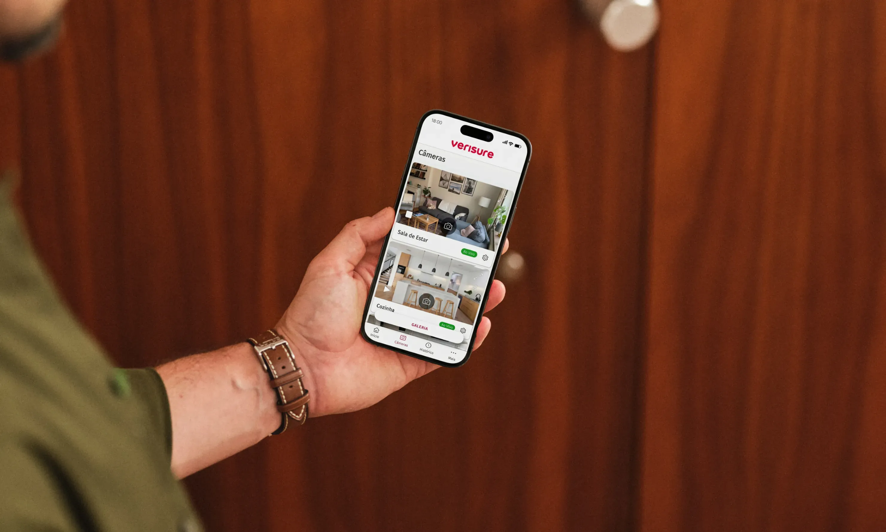 Pessoa com smartphone acompanhando as câmeras a distancia com o app My Verisure.