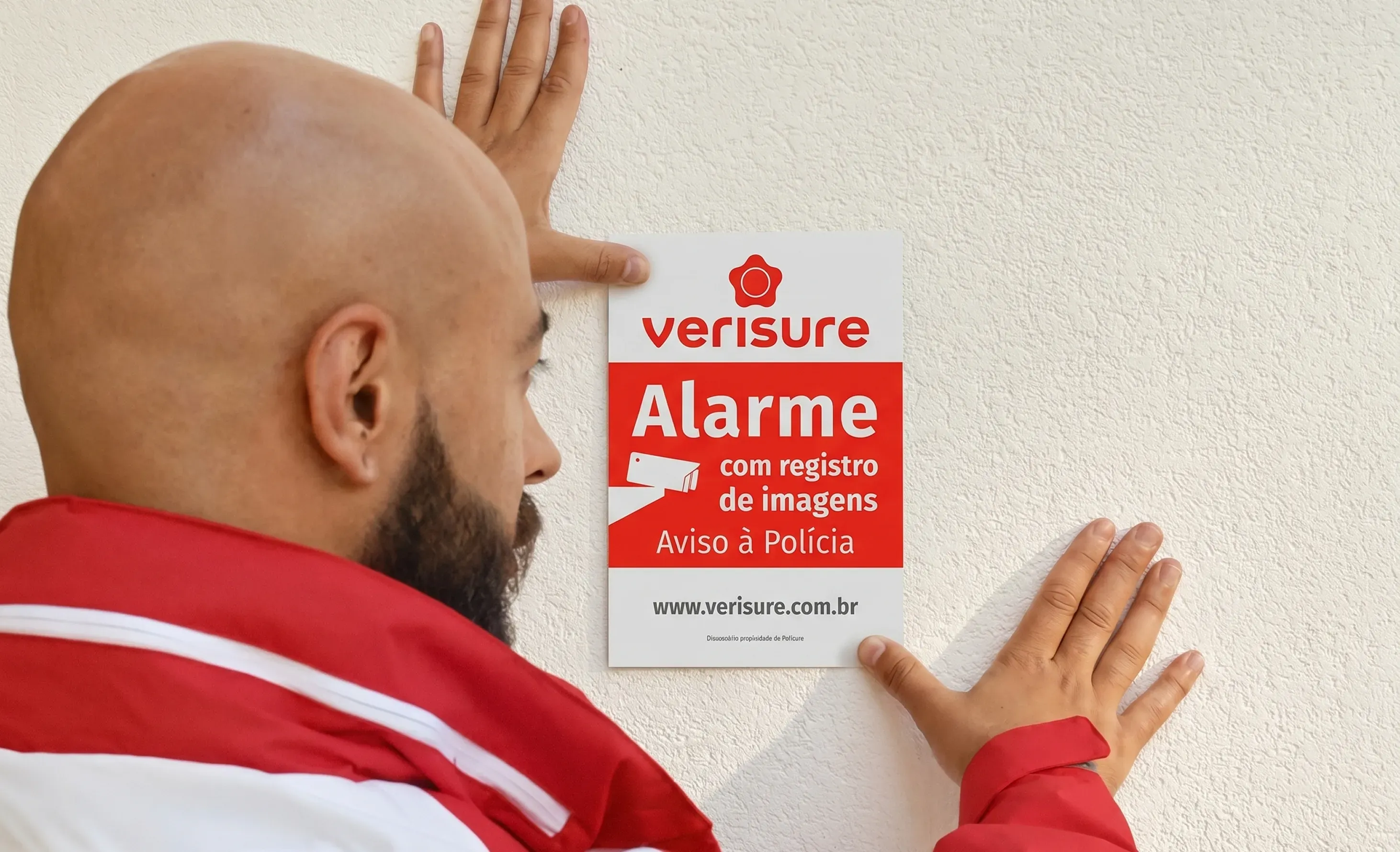 Profissional Verisure fazendo a instalação da Placa de Inibição.