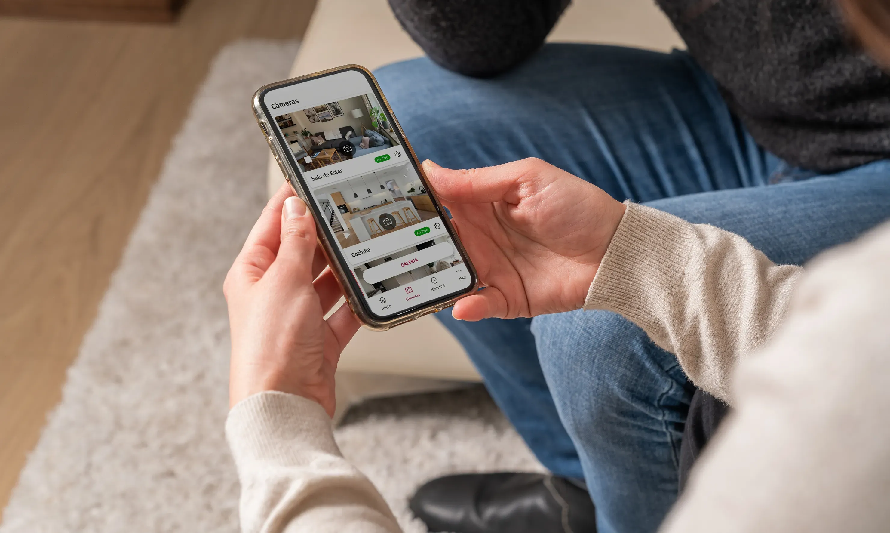 Pessoa observando seu sistema de videomonitoramento a distancia pelo app My Verisure