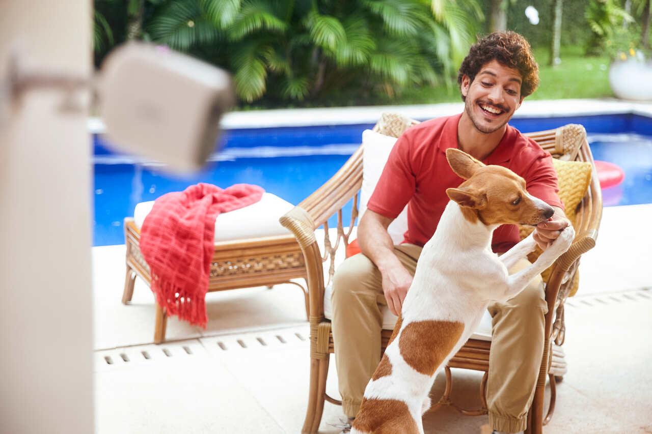 Pessoal observando câmera externa