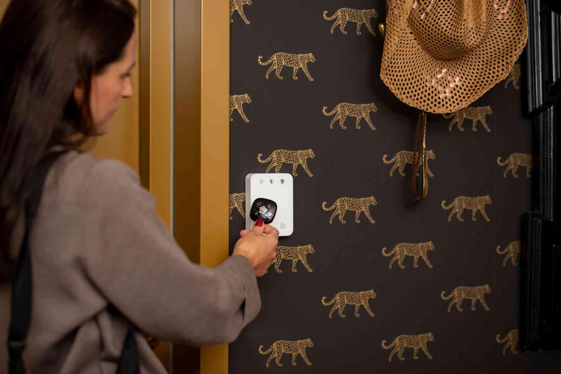 mulher acionando alarme