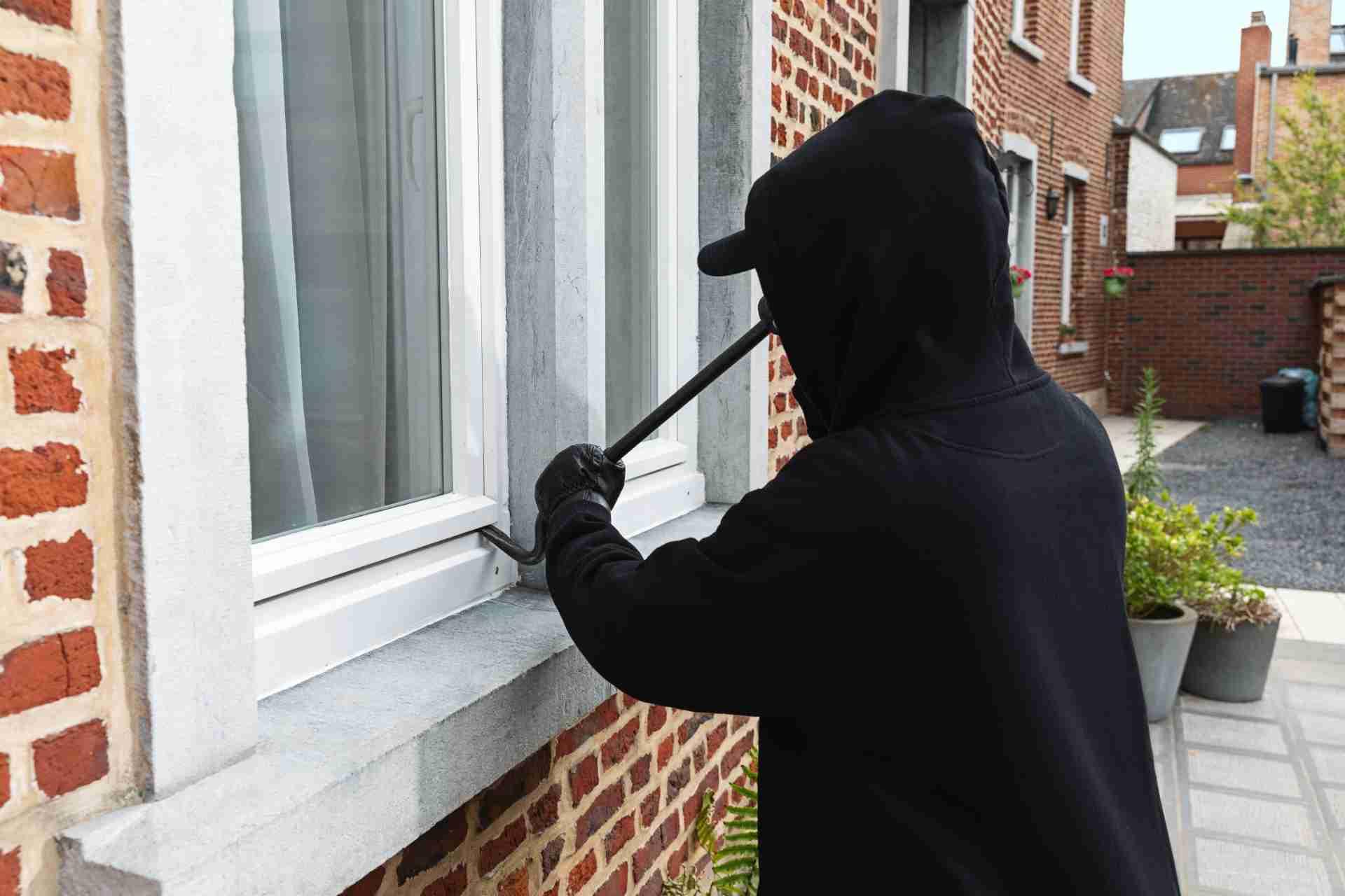 homem-tentando roubar apartamento